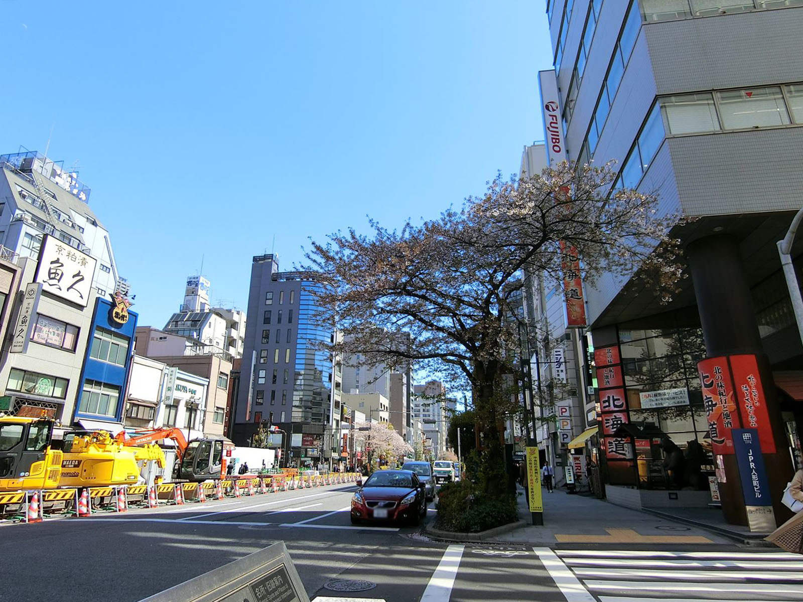 日土地人形町ビル前面の通り