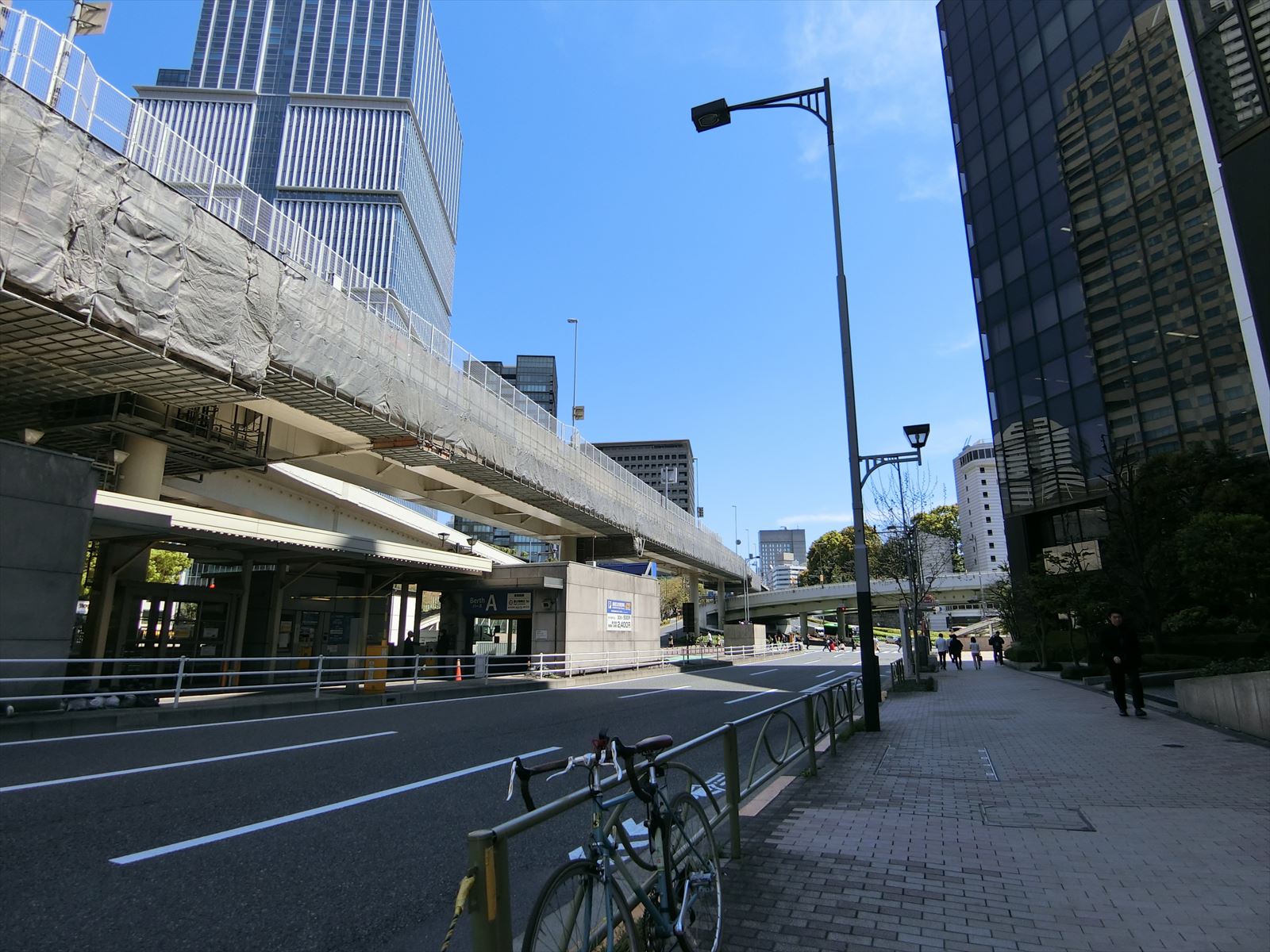 赤坂コミュニティビル前面の外堀通り