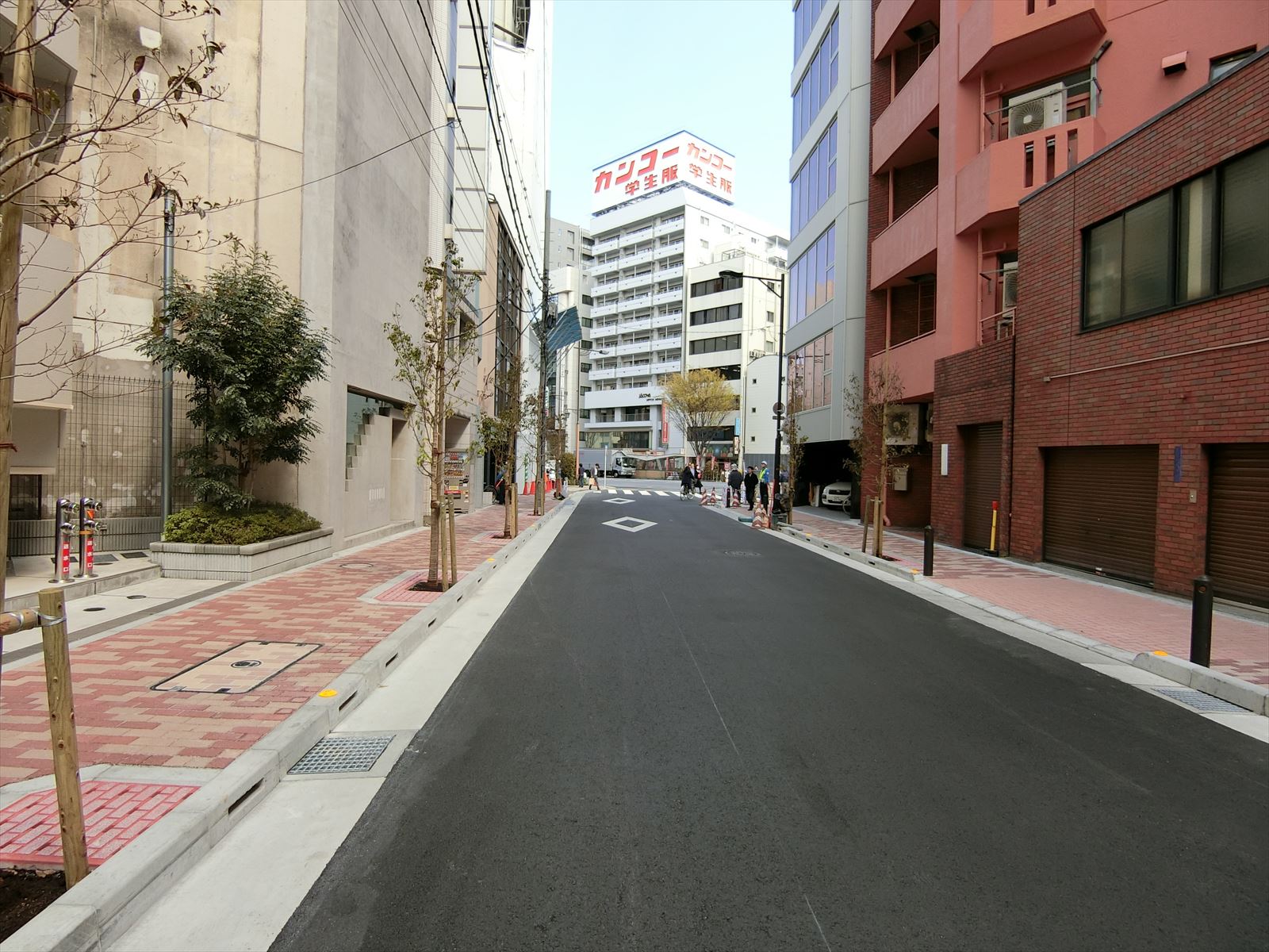 前面の東日本橋三丁目中央通り