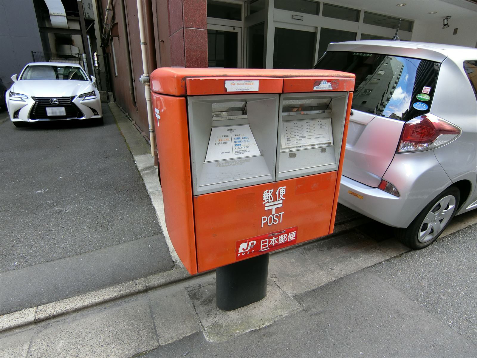 近くに郵便ポストあり