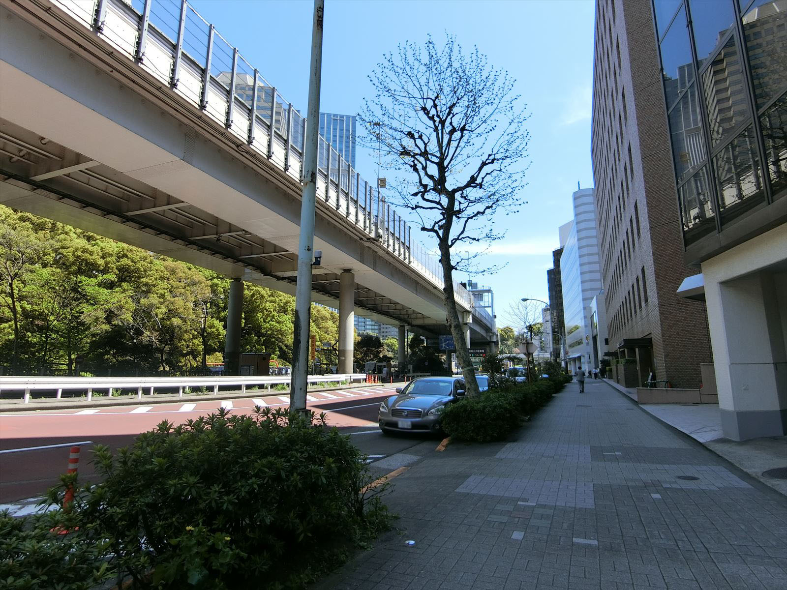赤坂ライオンズビル前面の外堀通り