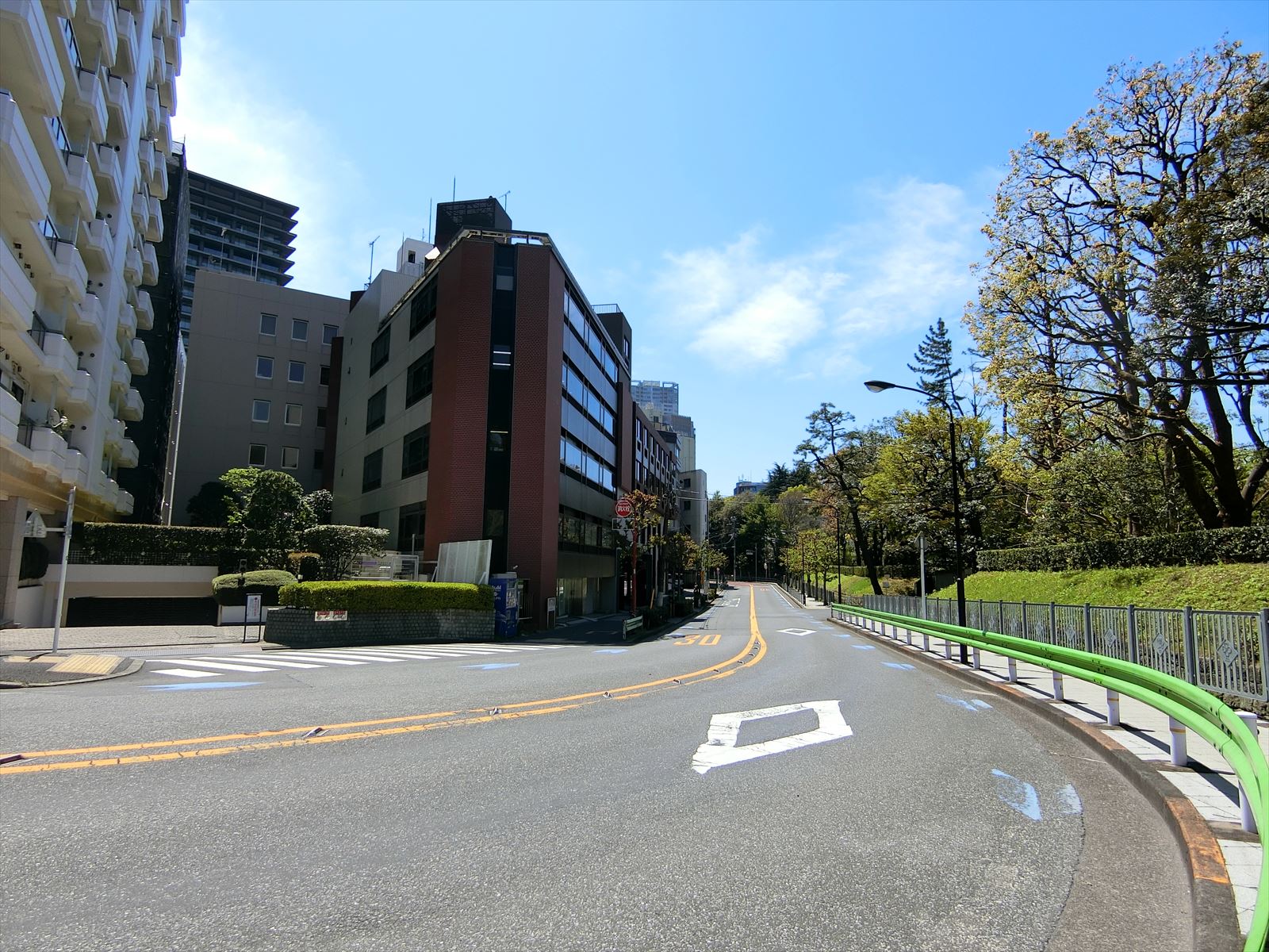 元赤坂イースト前面の通り
