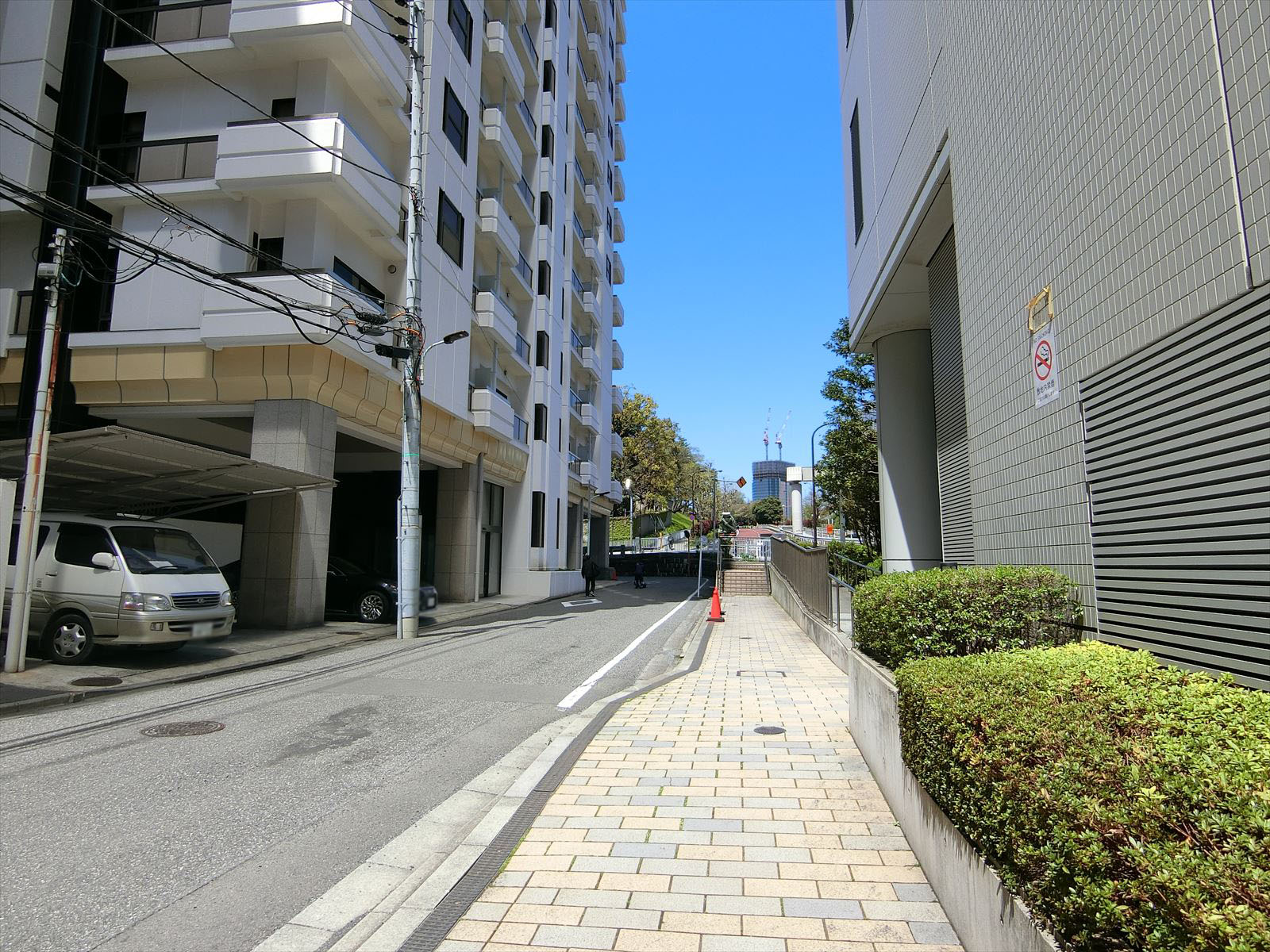 元赤坂タワーズ前面の通り