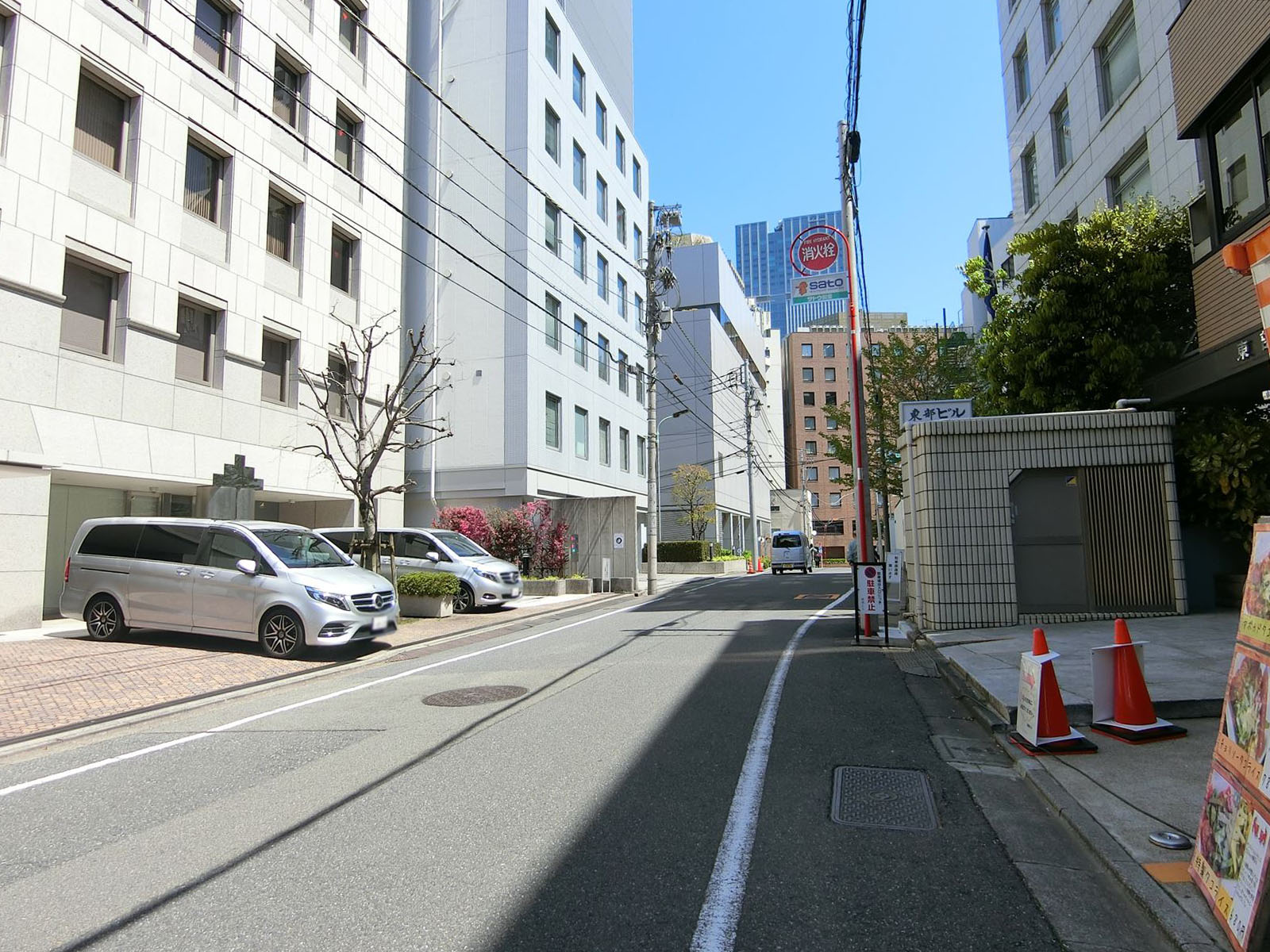 ヒルクレスト373前面の通り