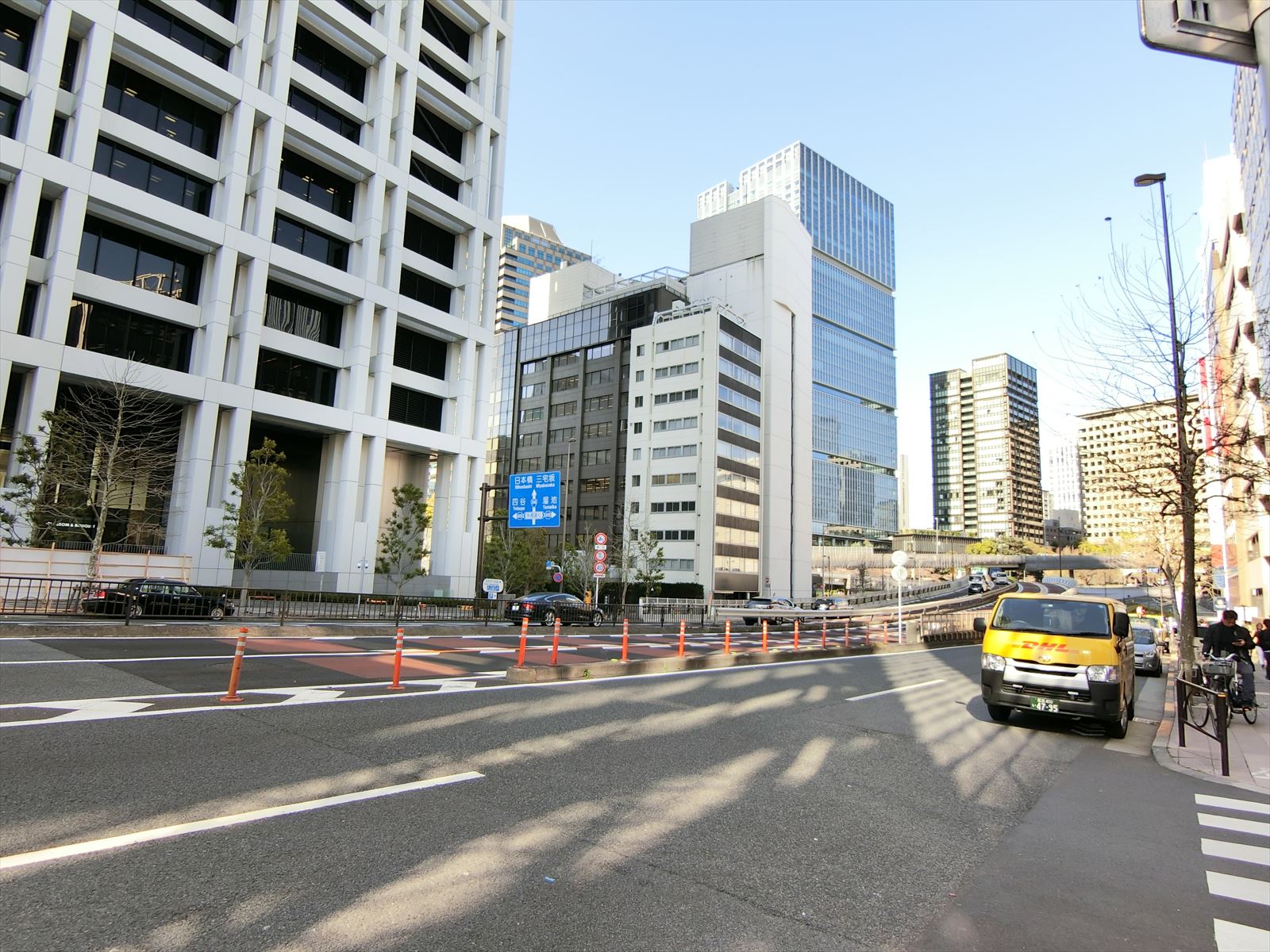 付近はオフィスの多い青山通り