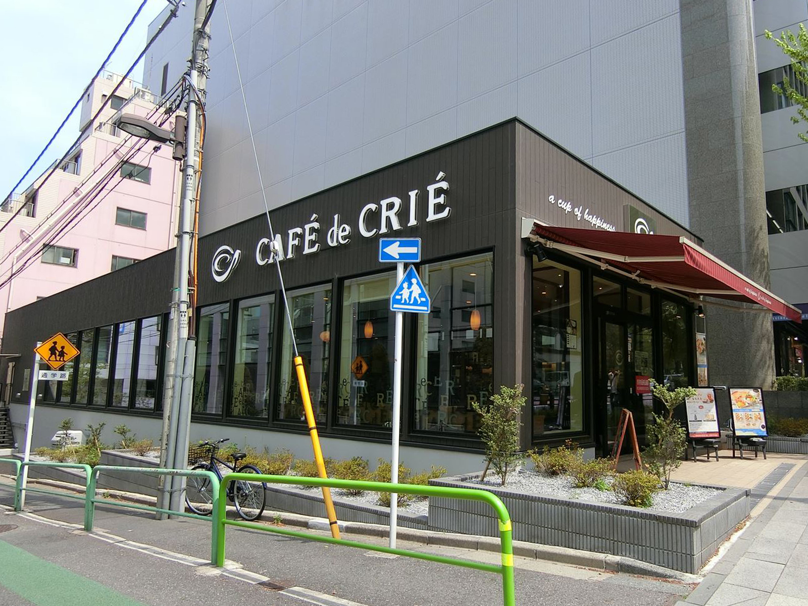 隣りにあるカフェ・ド・クリエ