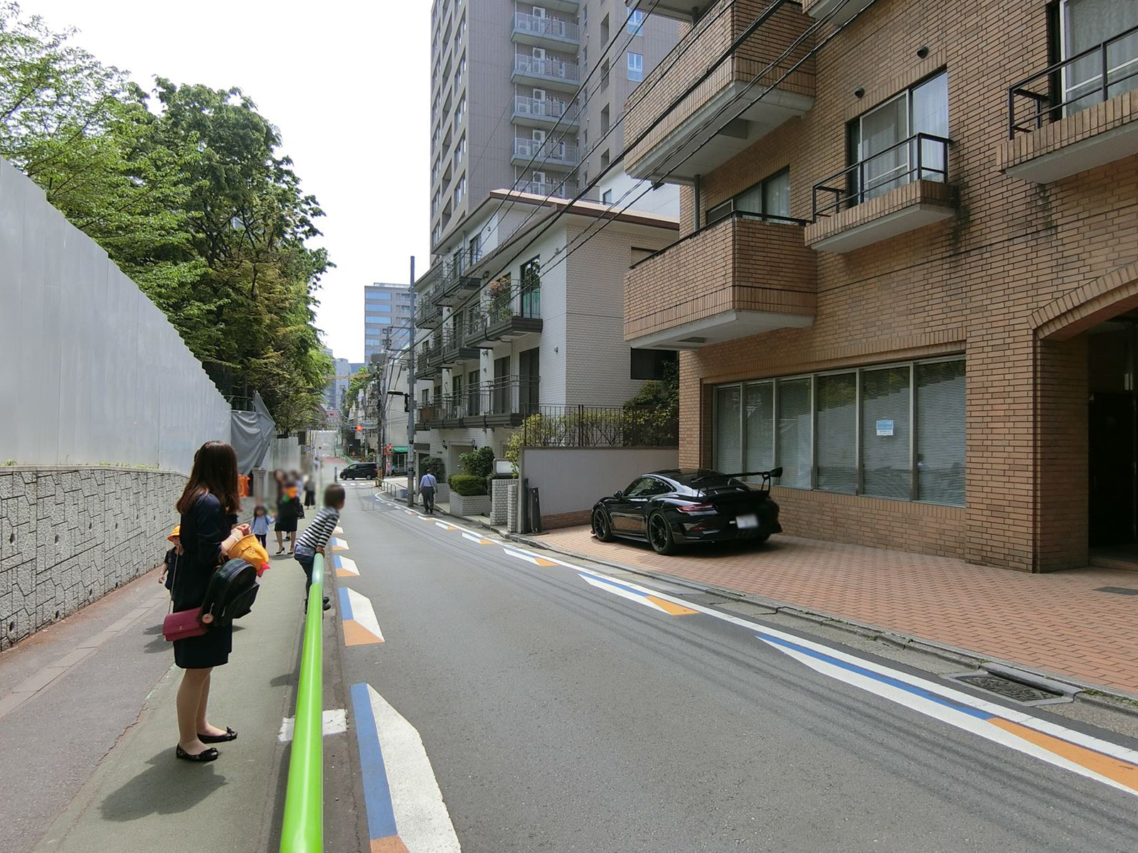 四番町進興ビル前面の東郷通り