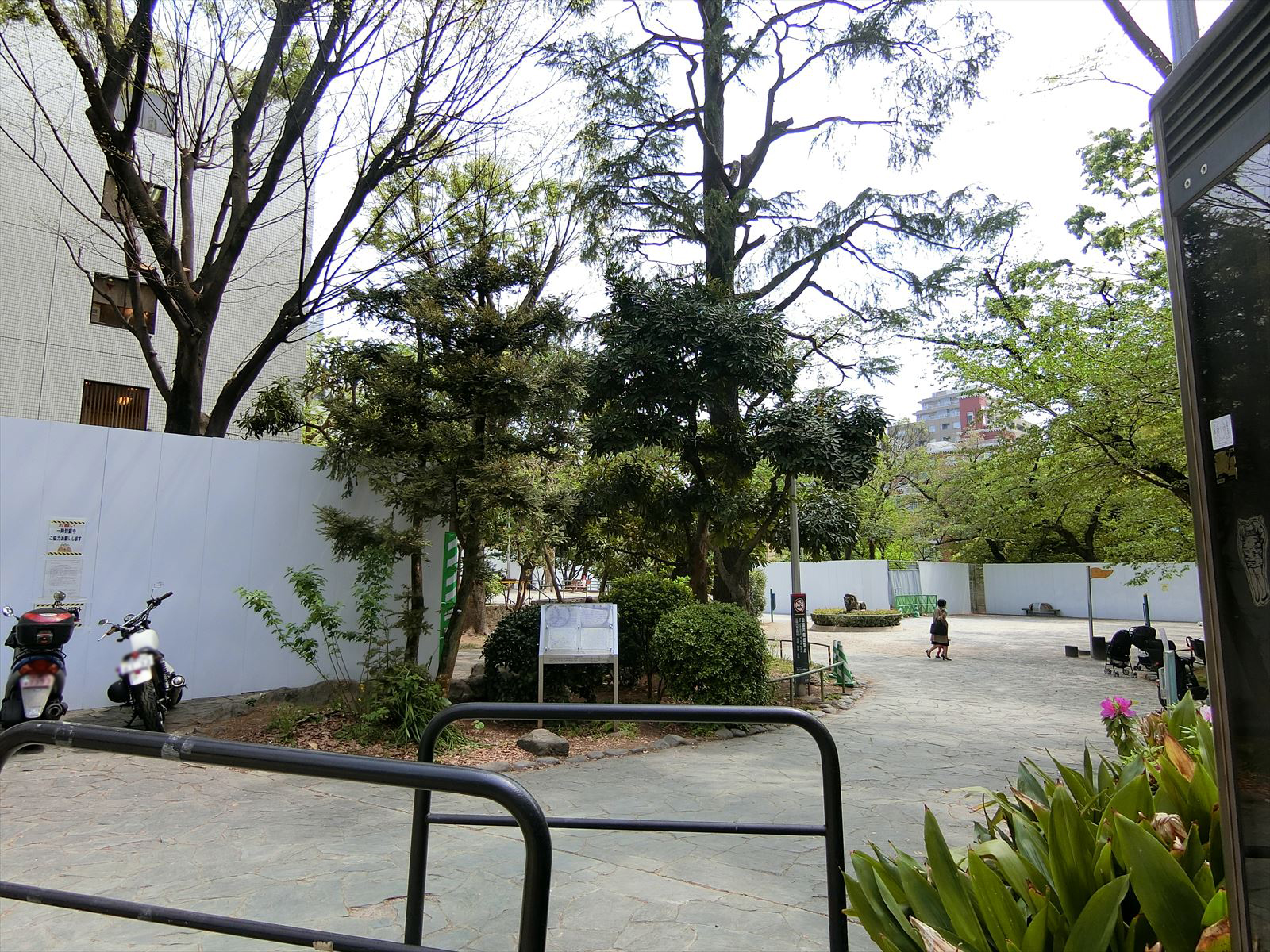 向かいにある東郷元帥記念公園