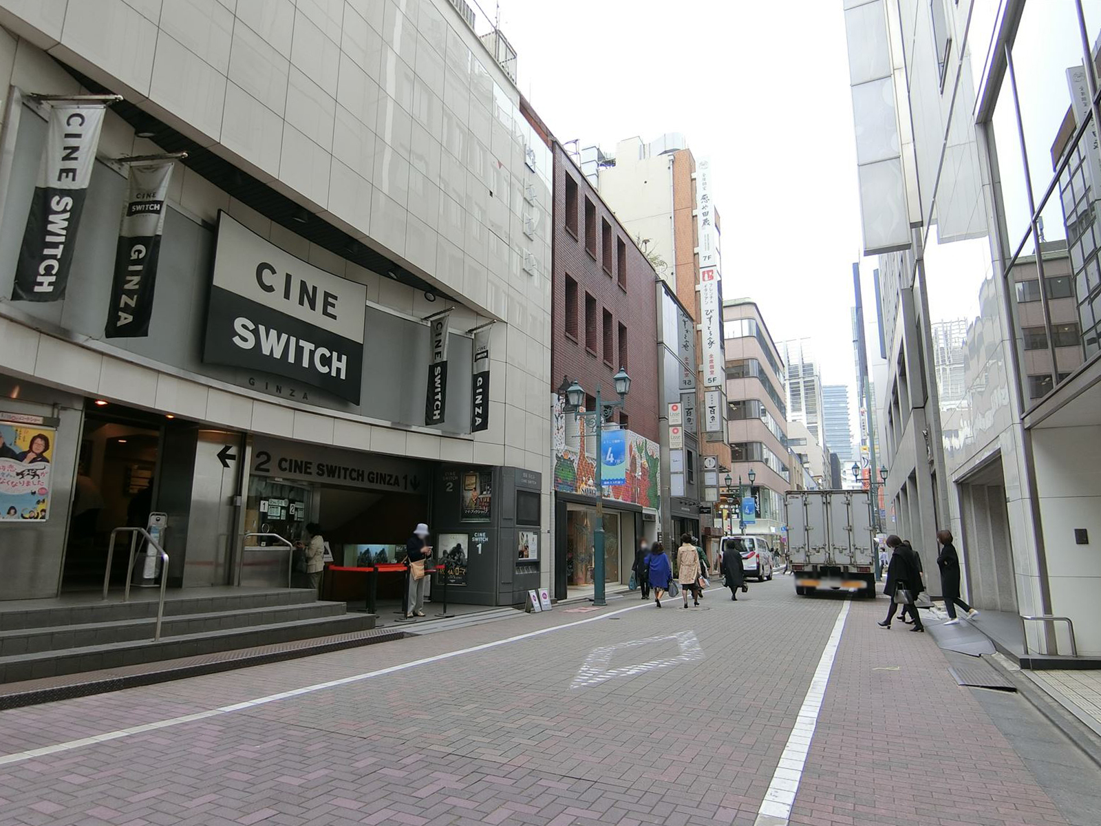 銀座四丁目ビル前面の銀座ガス灯通り