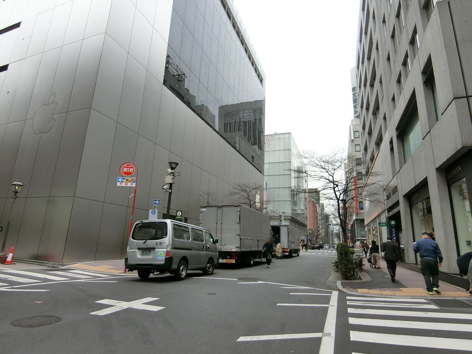 フォースタービル前面の松屋通り