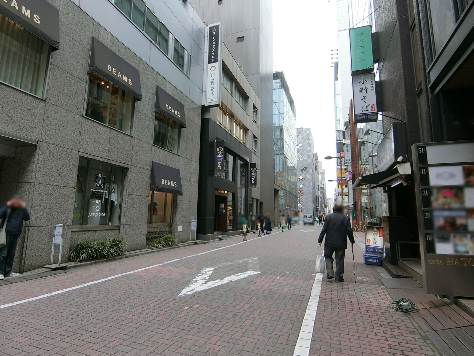 銀座AHビル前面の銀座レンガ通り