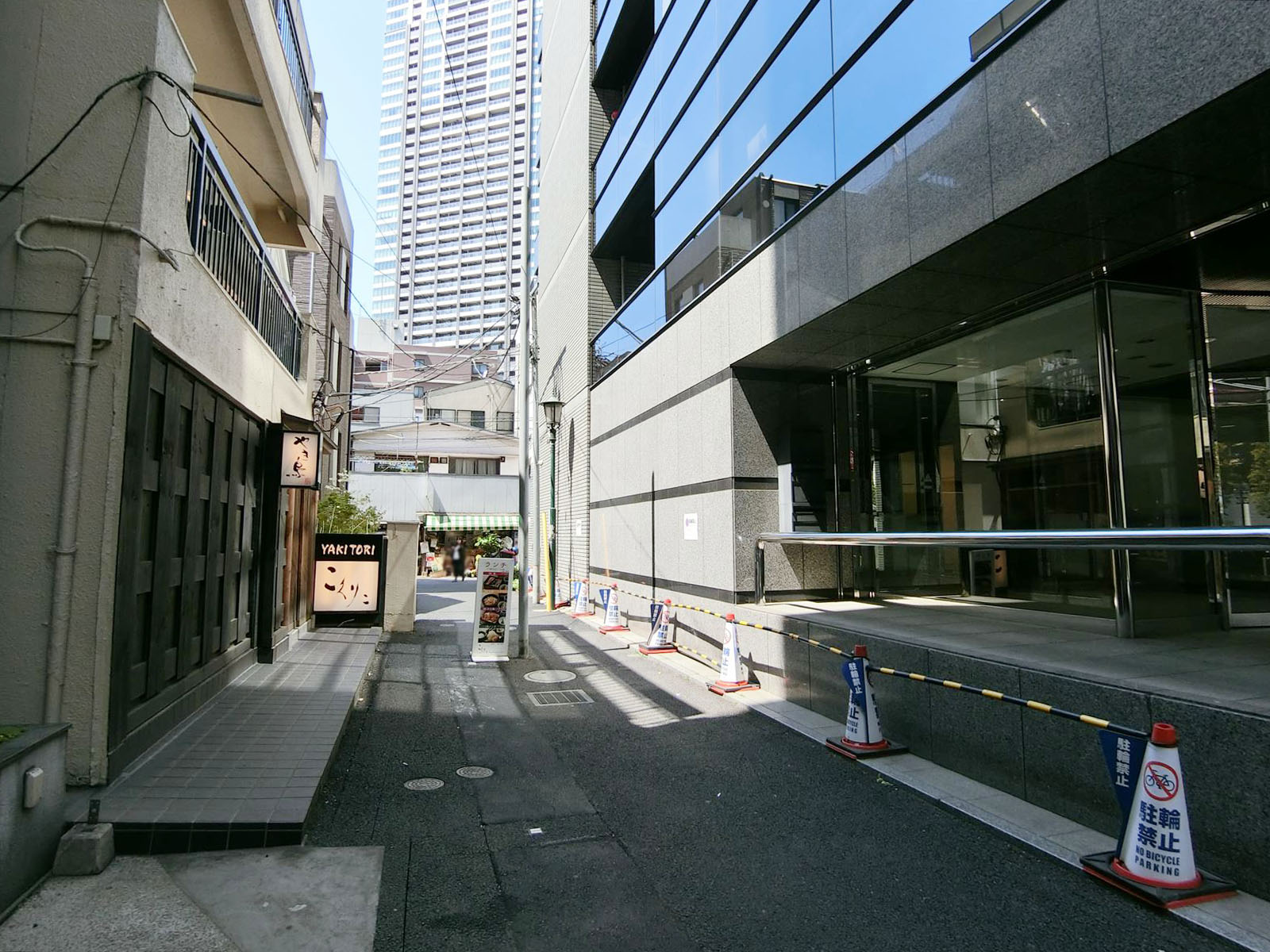 関ビル前面の通り
