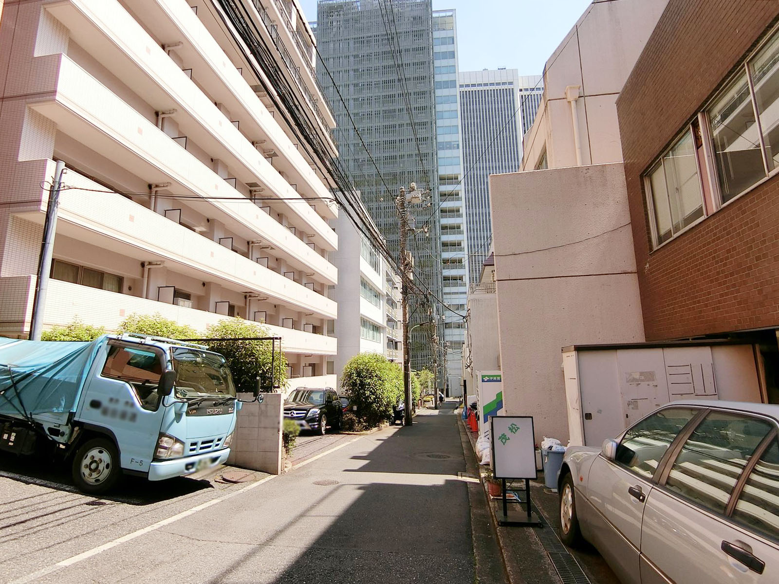 赤坂南部坂ハイツ前面の通り