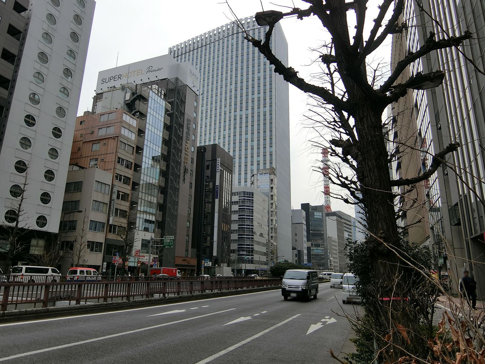 丸八銀座ビル前面の昭和通り