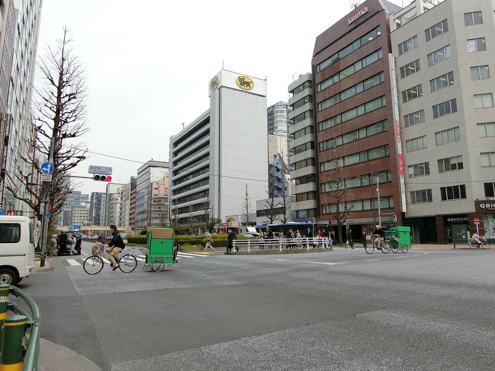 付近はオフィス街