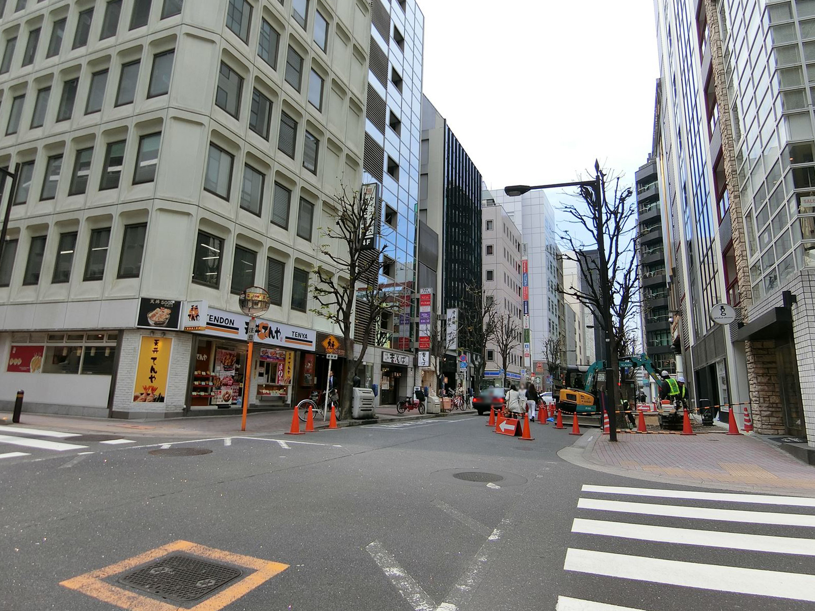 周辺はオフィスや店舗が豊富