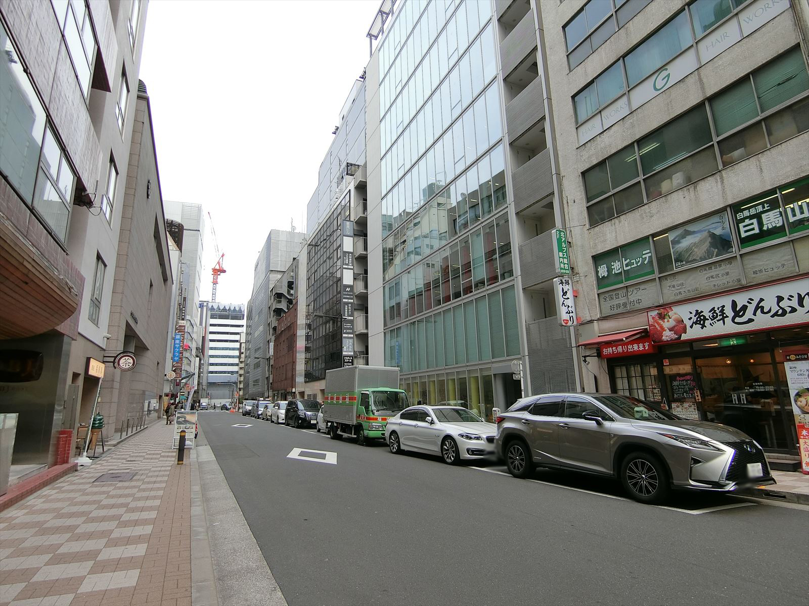 ユニデン銀座ビル前面の銀座マロニエ通り