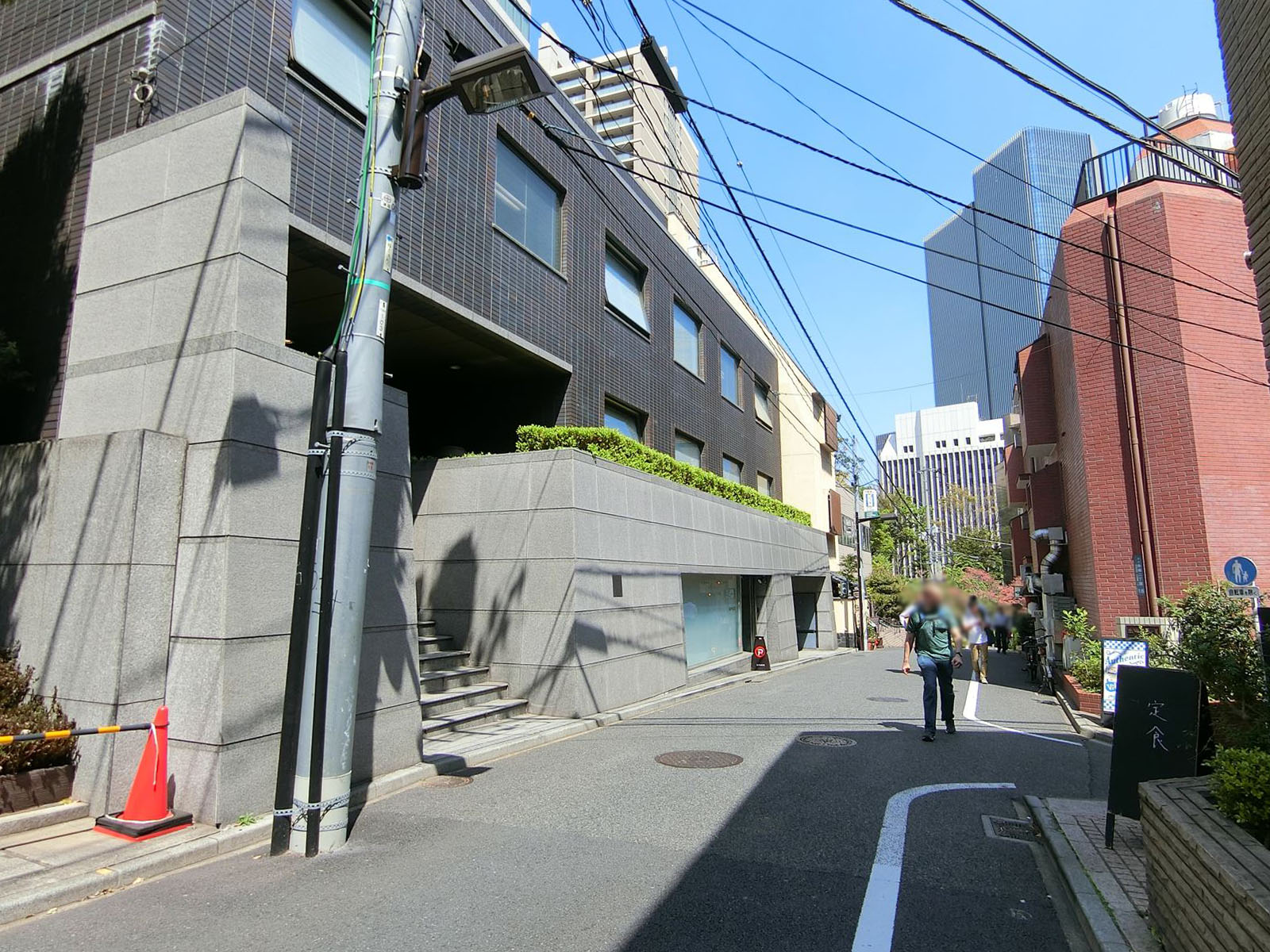 オフィスビル前面の通り