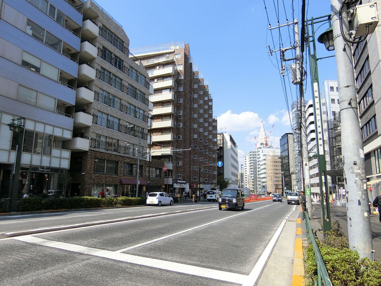 前面の明治通り