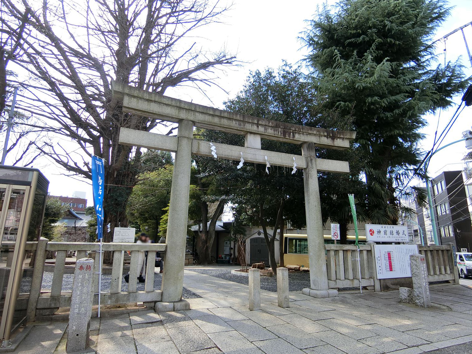 近くの鳩森八幡神社