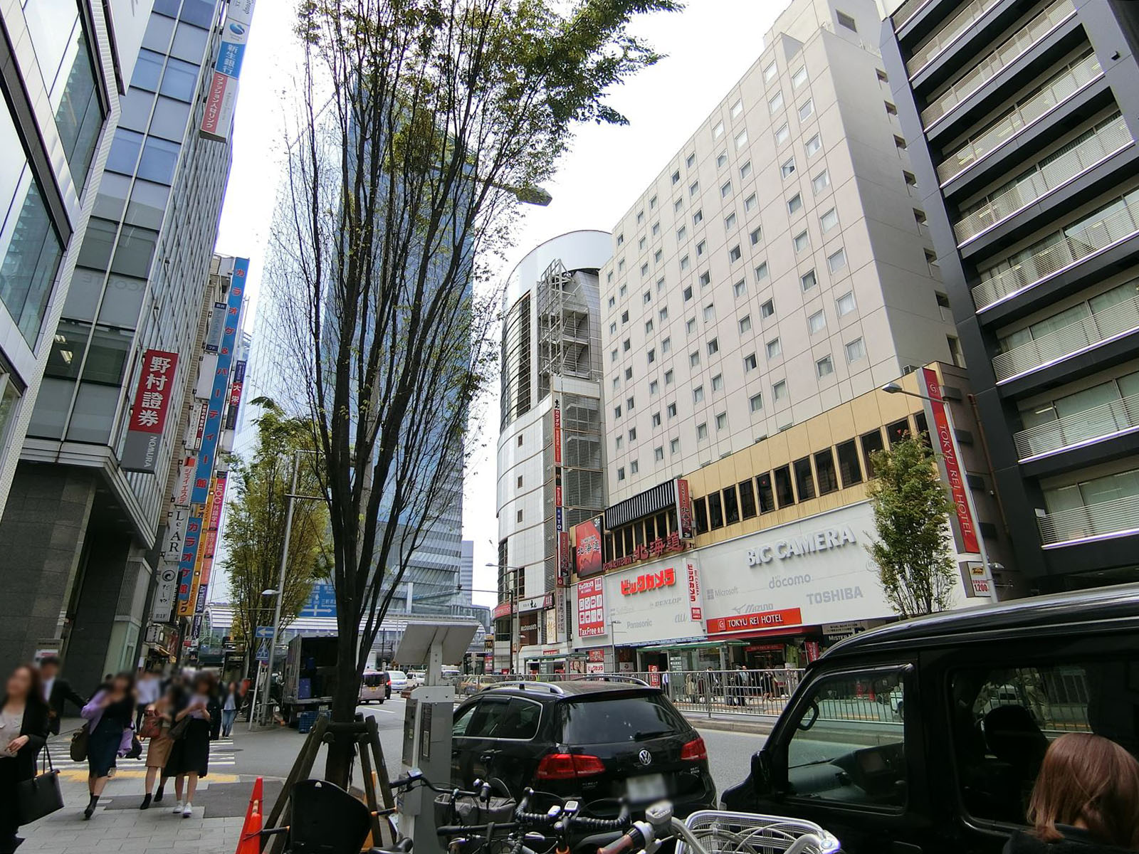 東口二葉ビル前面の通り