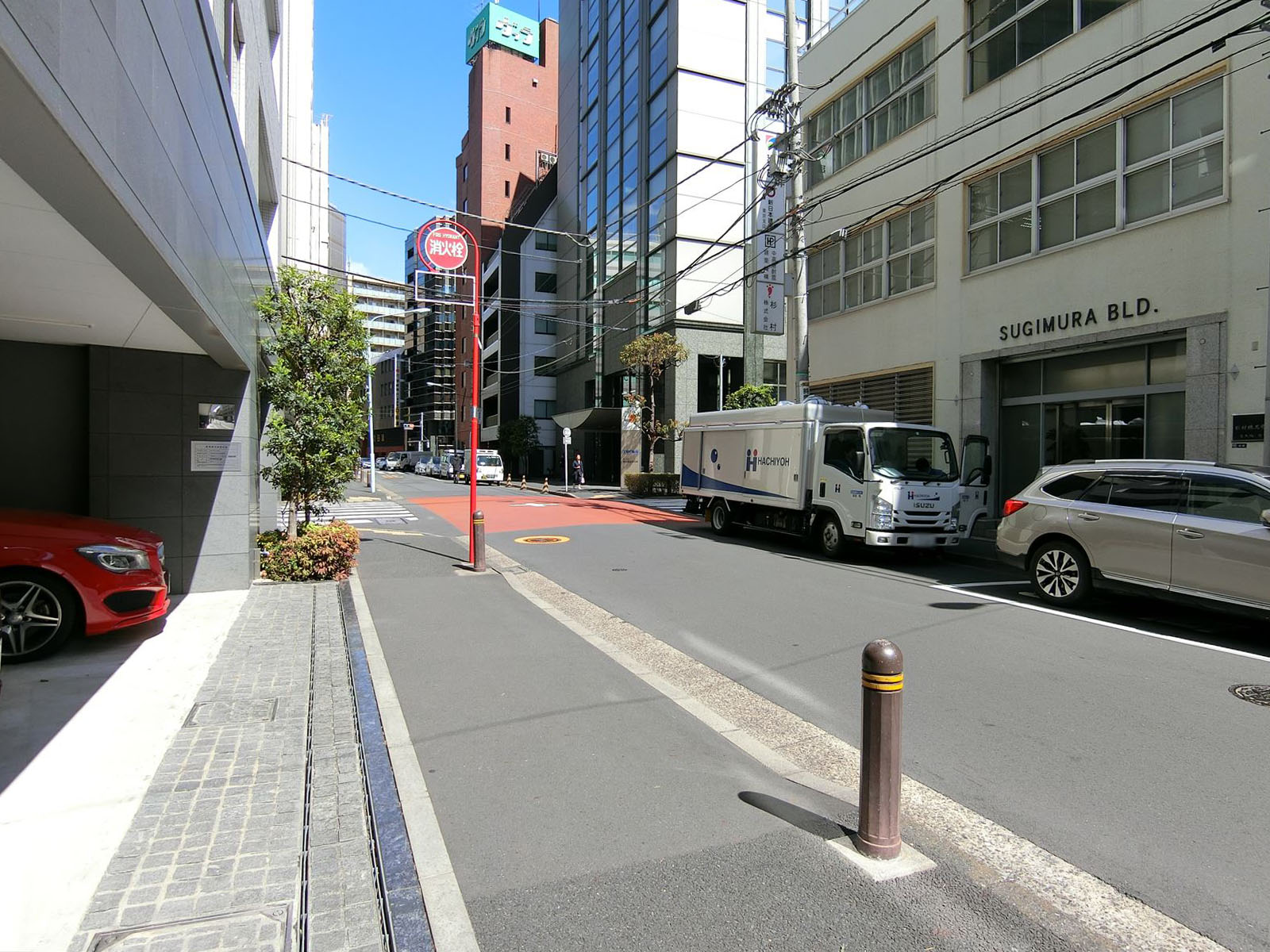 杉村ビル前面の通り