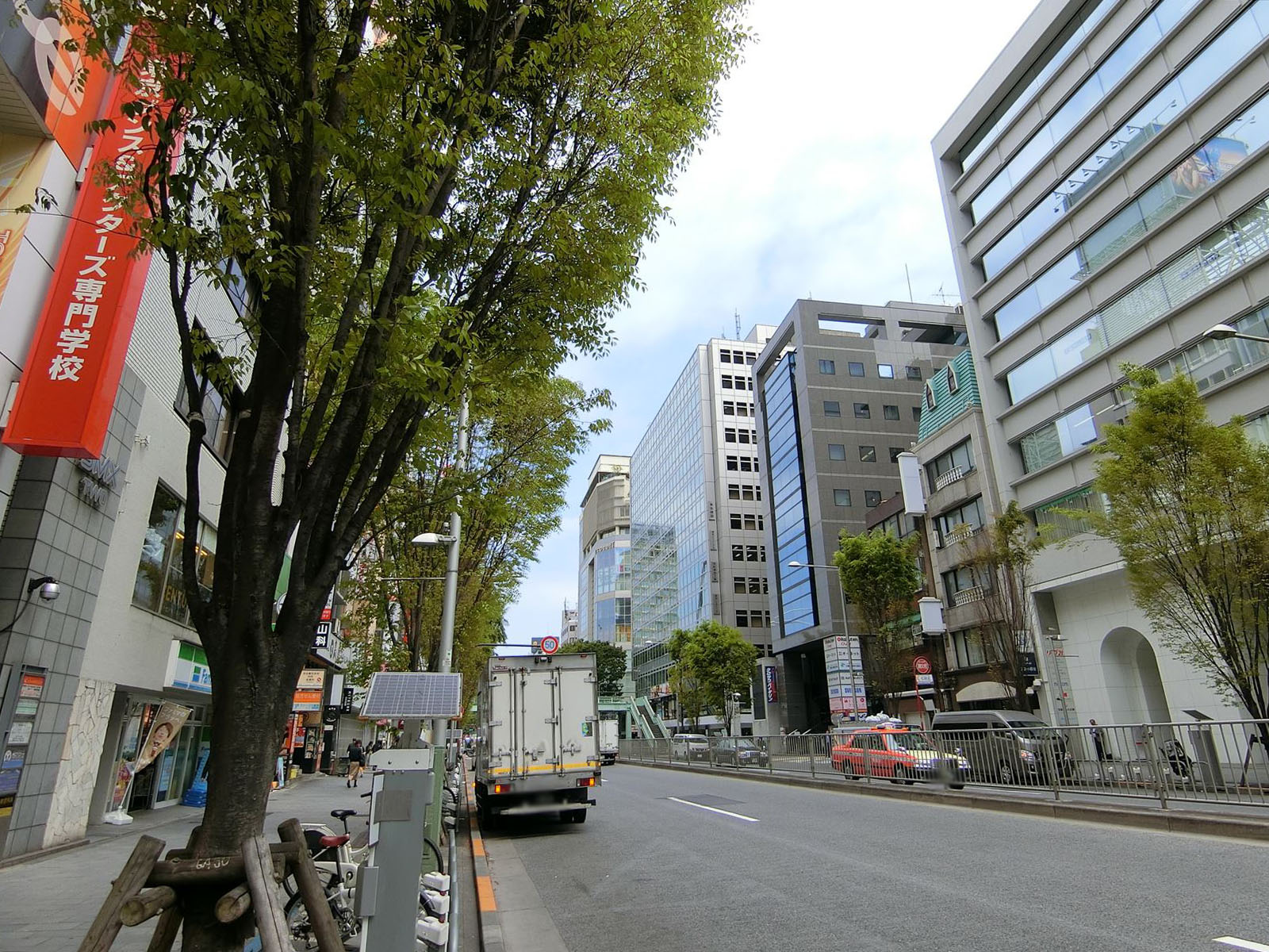 渋谷フラットビル前面の明治通り