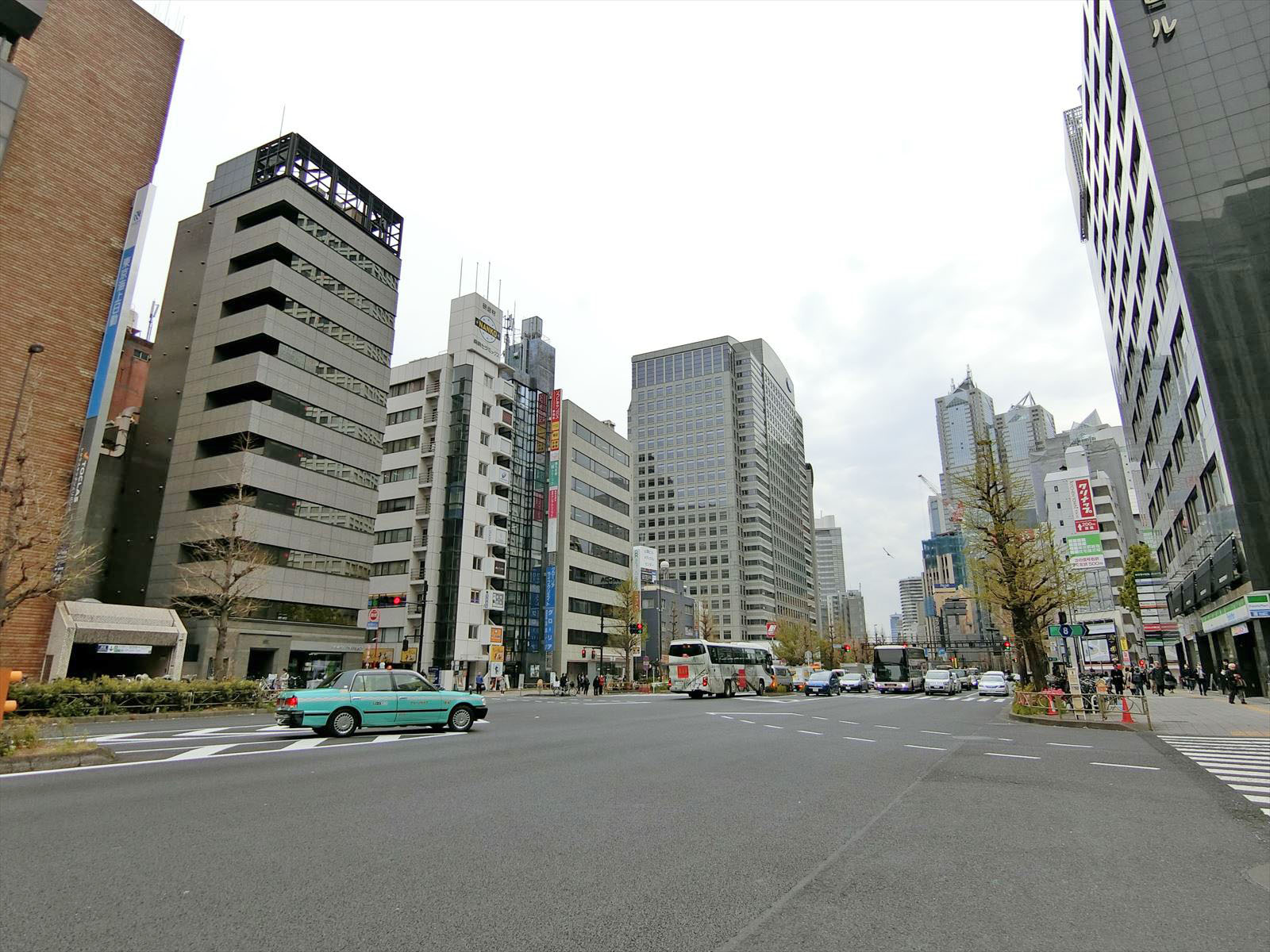 甲州街道沿いに立地