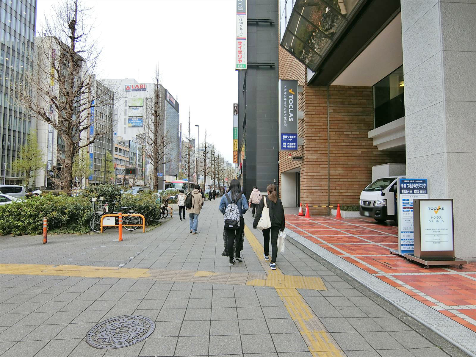 新宿東京海上日動ビル前面の通り