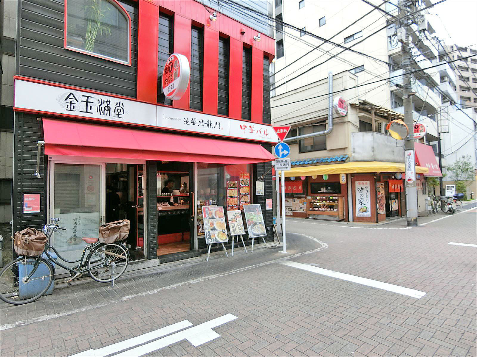 付近には飲食店が充実
