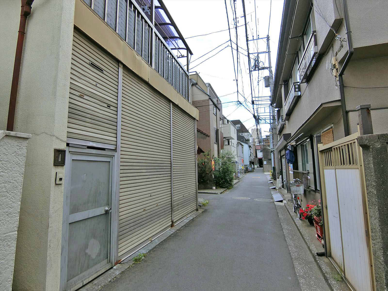 周辺は住宅街
