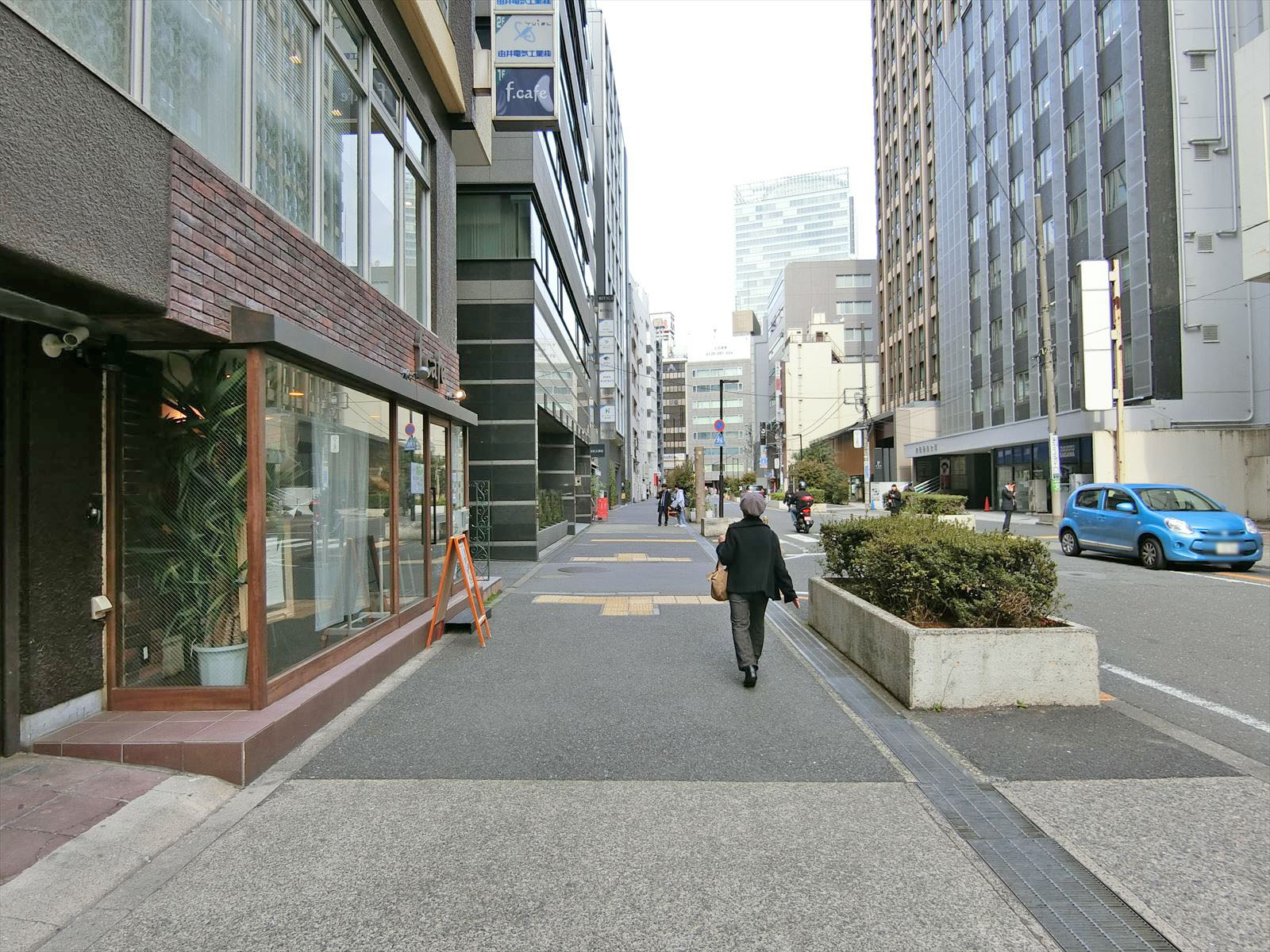 アクティブ新宿ビル前面の通り