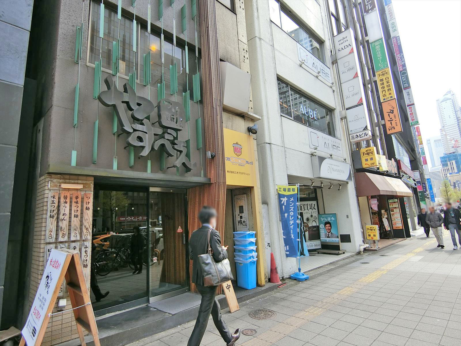 付近には飲食店が充実