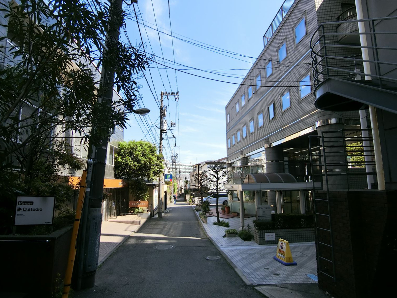 代官山ハマダビル前面の通り
