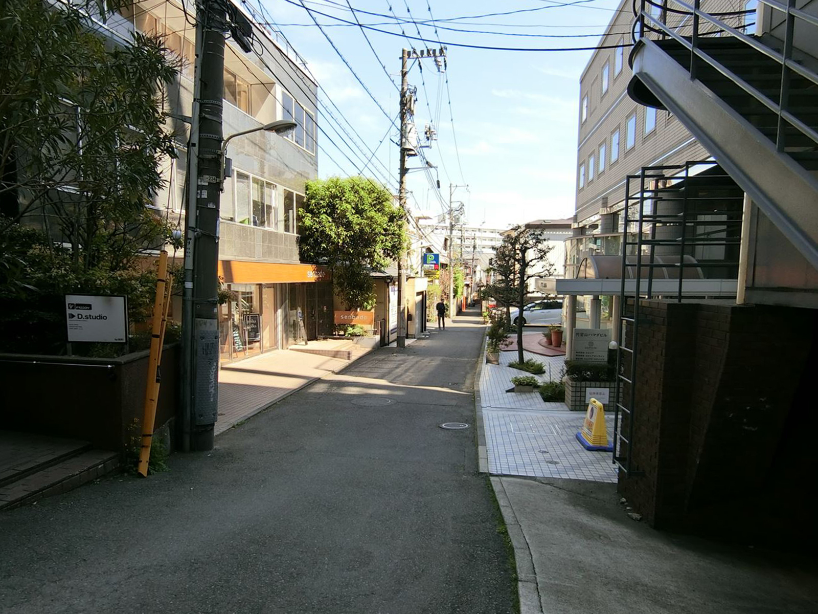 センバドー代官山ビル前面の通り