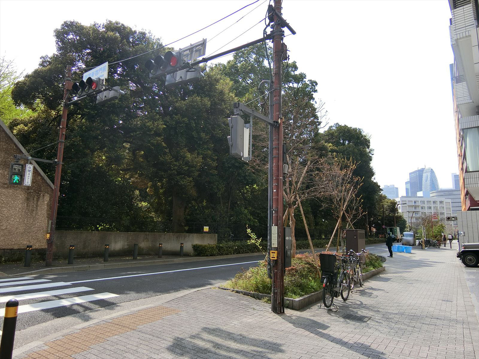 ビューシティ新宿御苑前面の通り