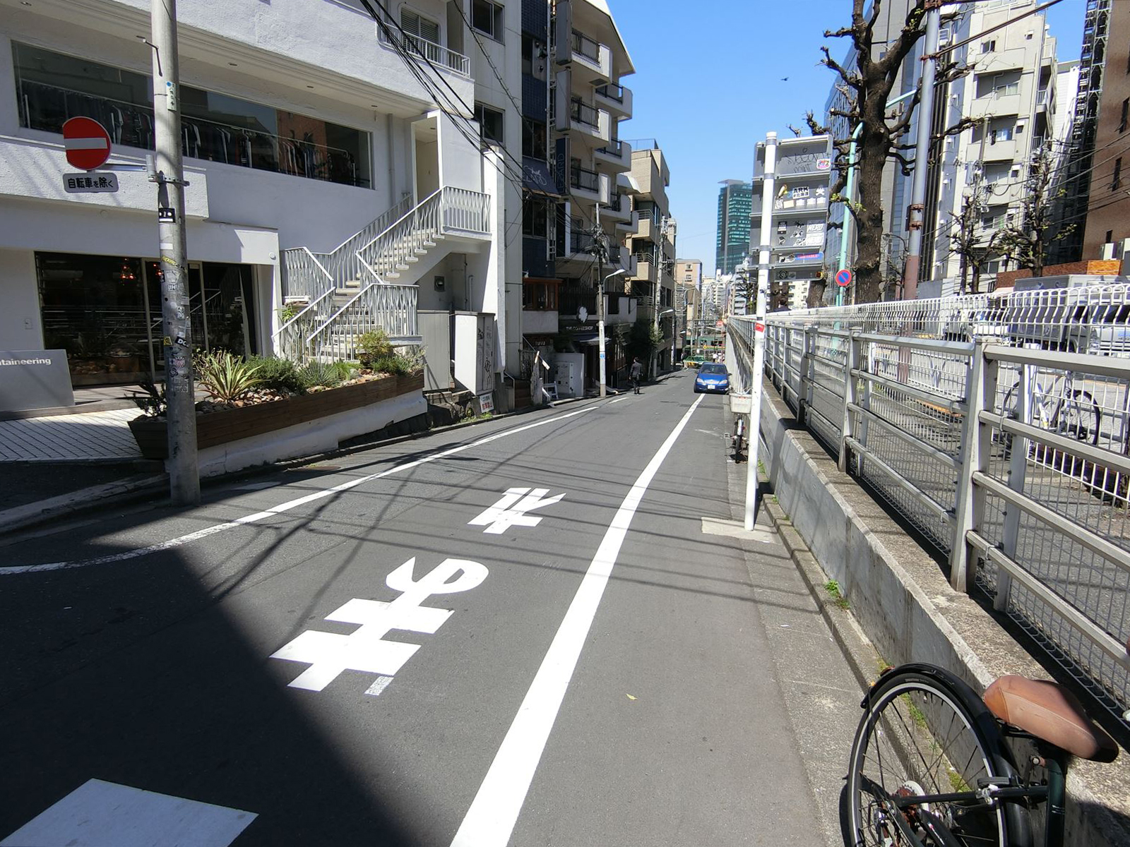 佐藤エステートビル3号館前面の通り