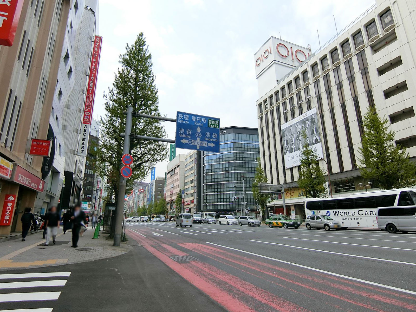 新宿東日本ビル前面の靖国通り