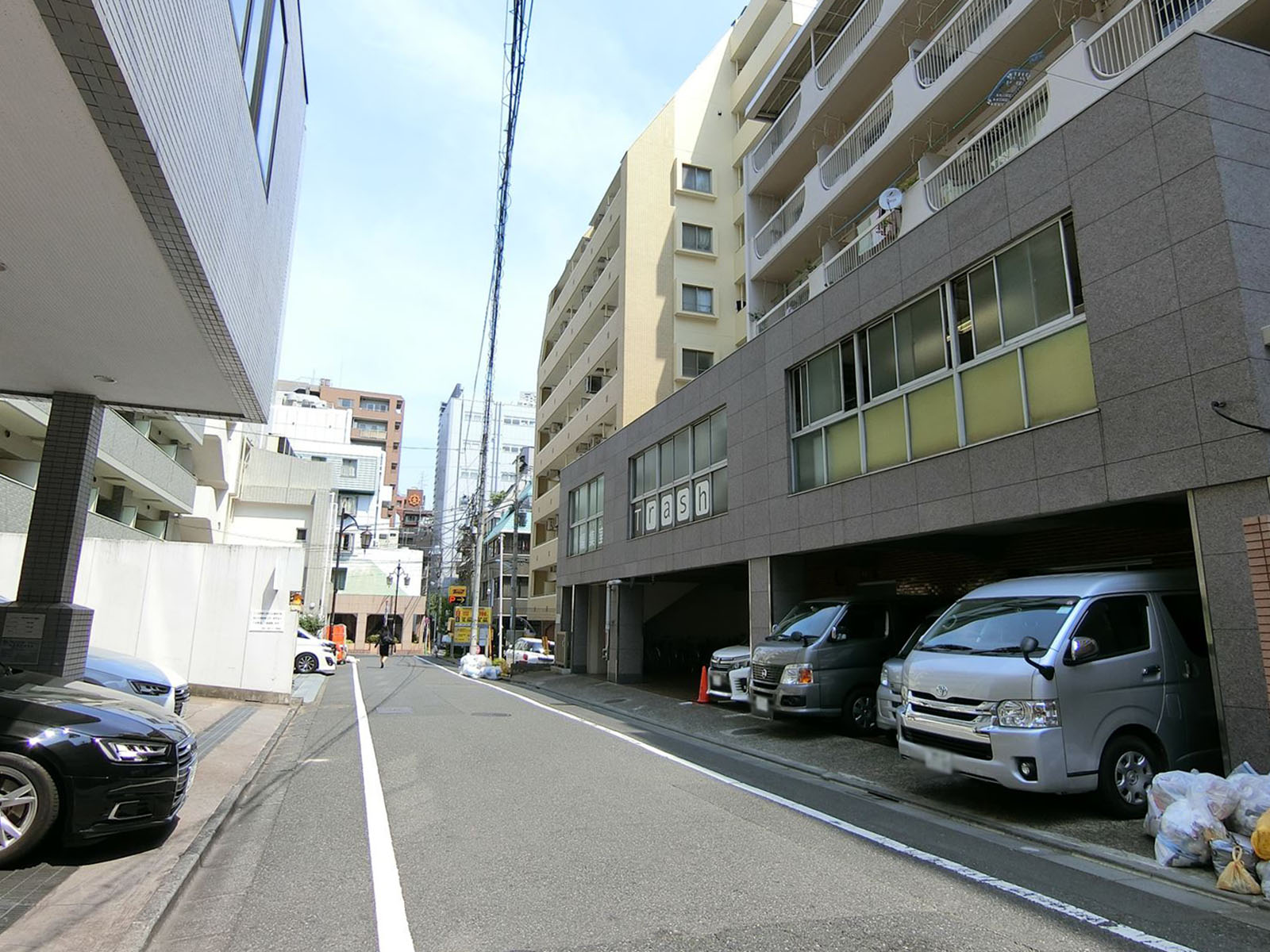 野崎ビル前面の通り