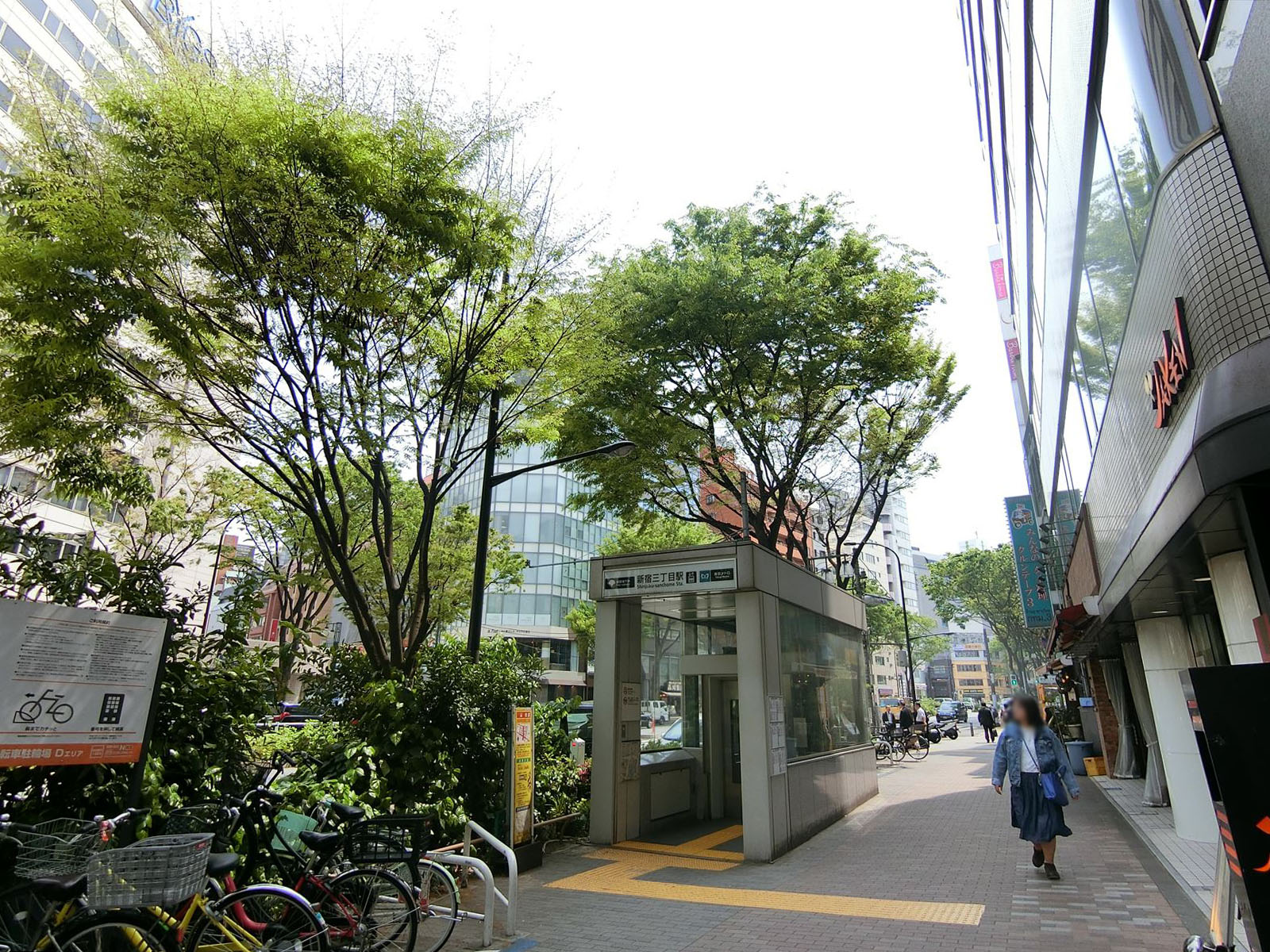ゴールドビル前面の通り