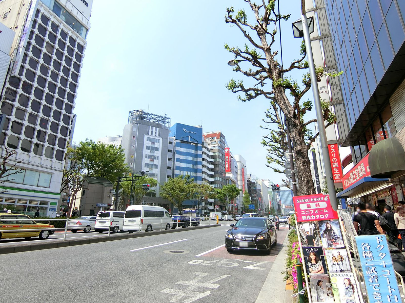 姫路ビル前面の靖国通り