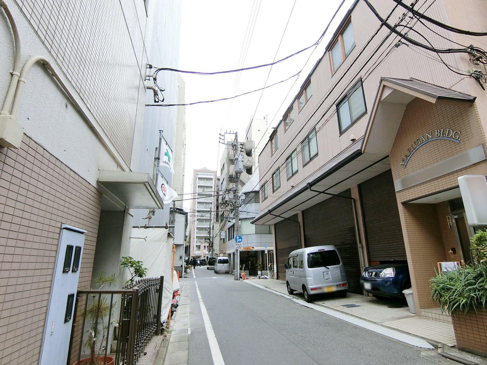 丸三ビル前面の通り
