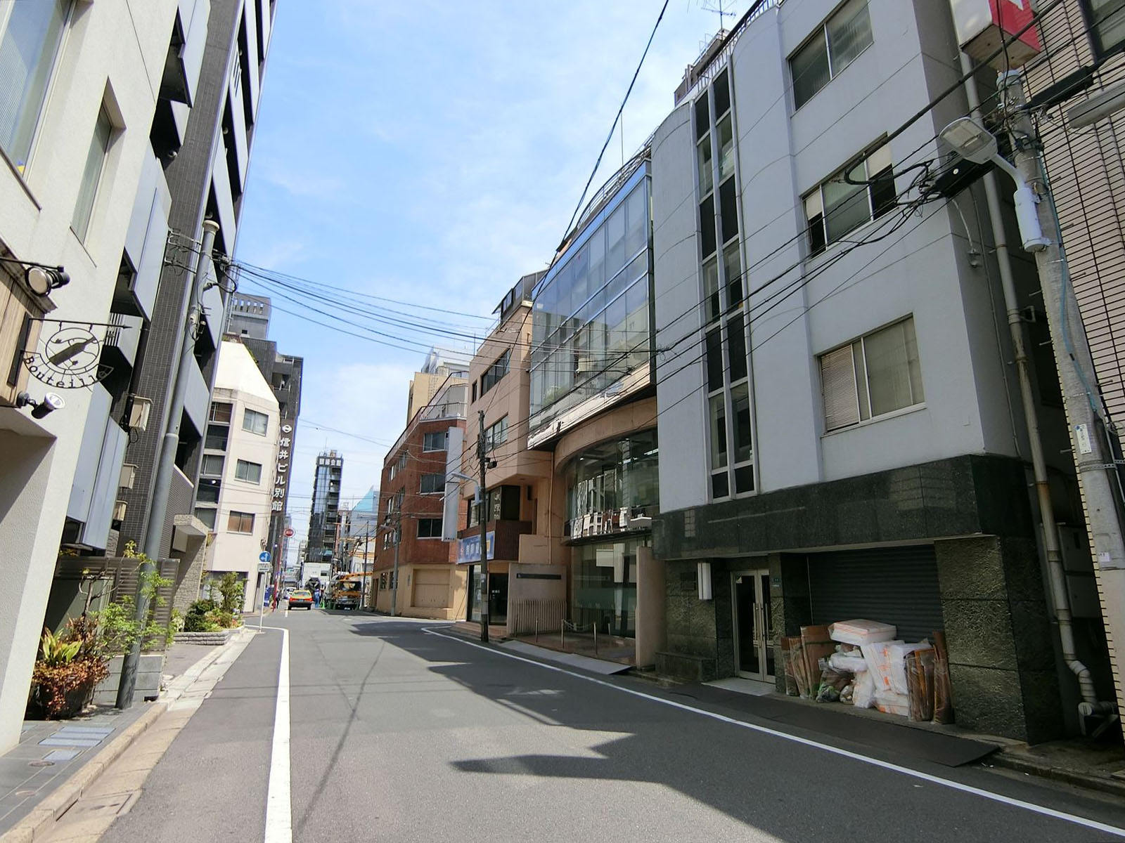国際695ビル前面の通り