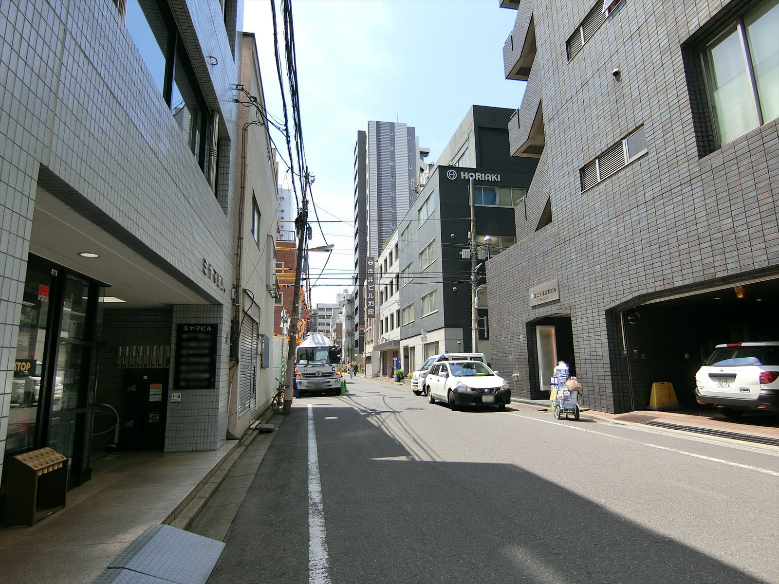 外神田ミヤマビル前面の通り