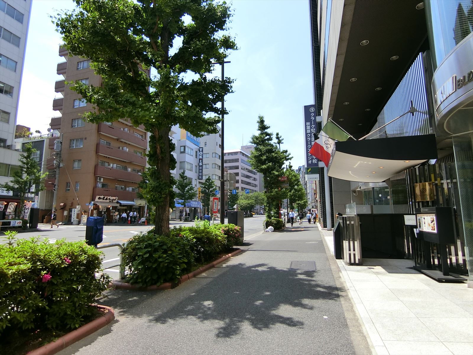 ミクニビル前面の蔵前橋通り