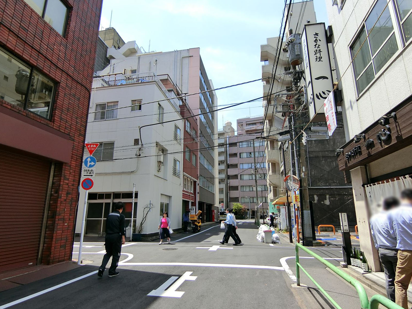 ビックウエスト1号館前面の通り