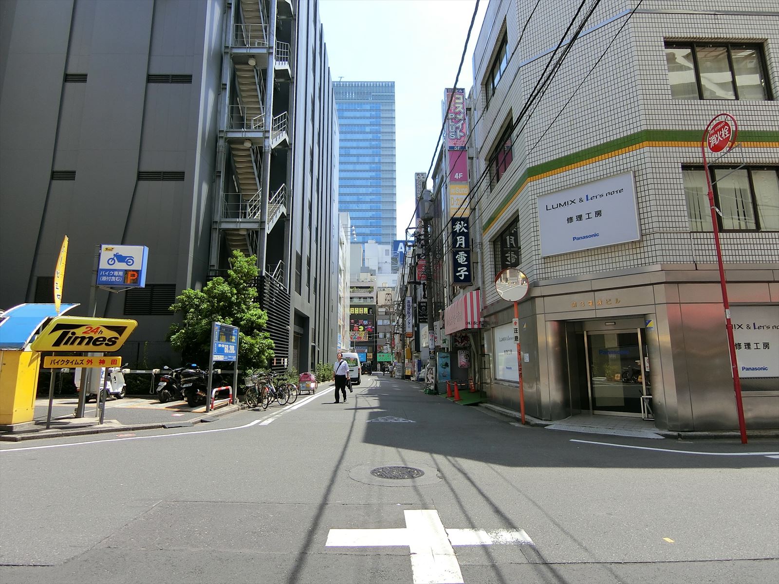 末初ビル前面の通り