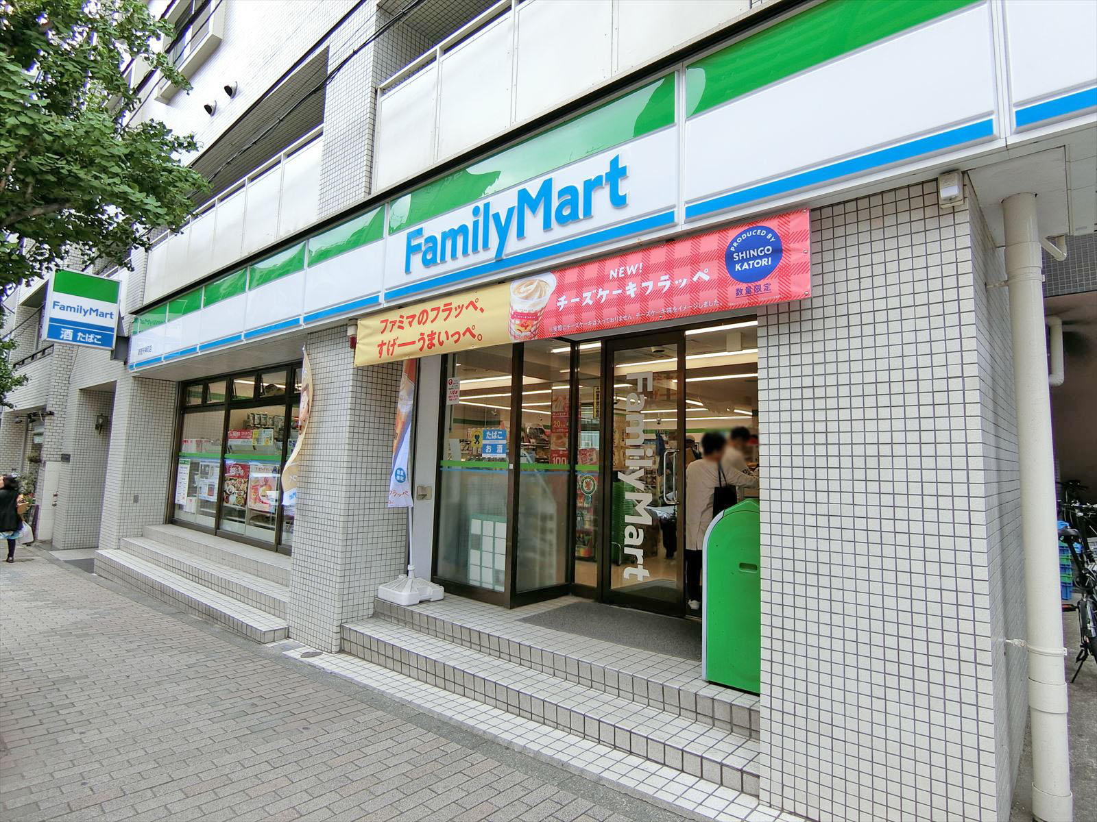 徒歩2分のファミリーマート新宿天神町店