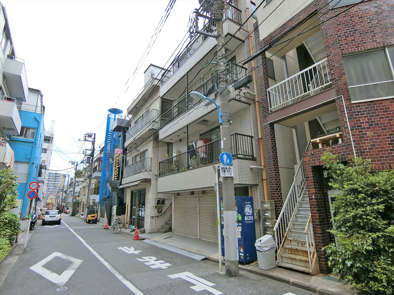 周辺は住宅街