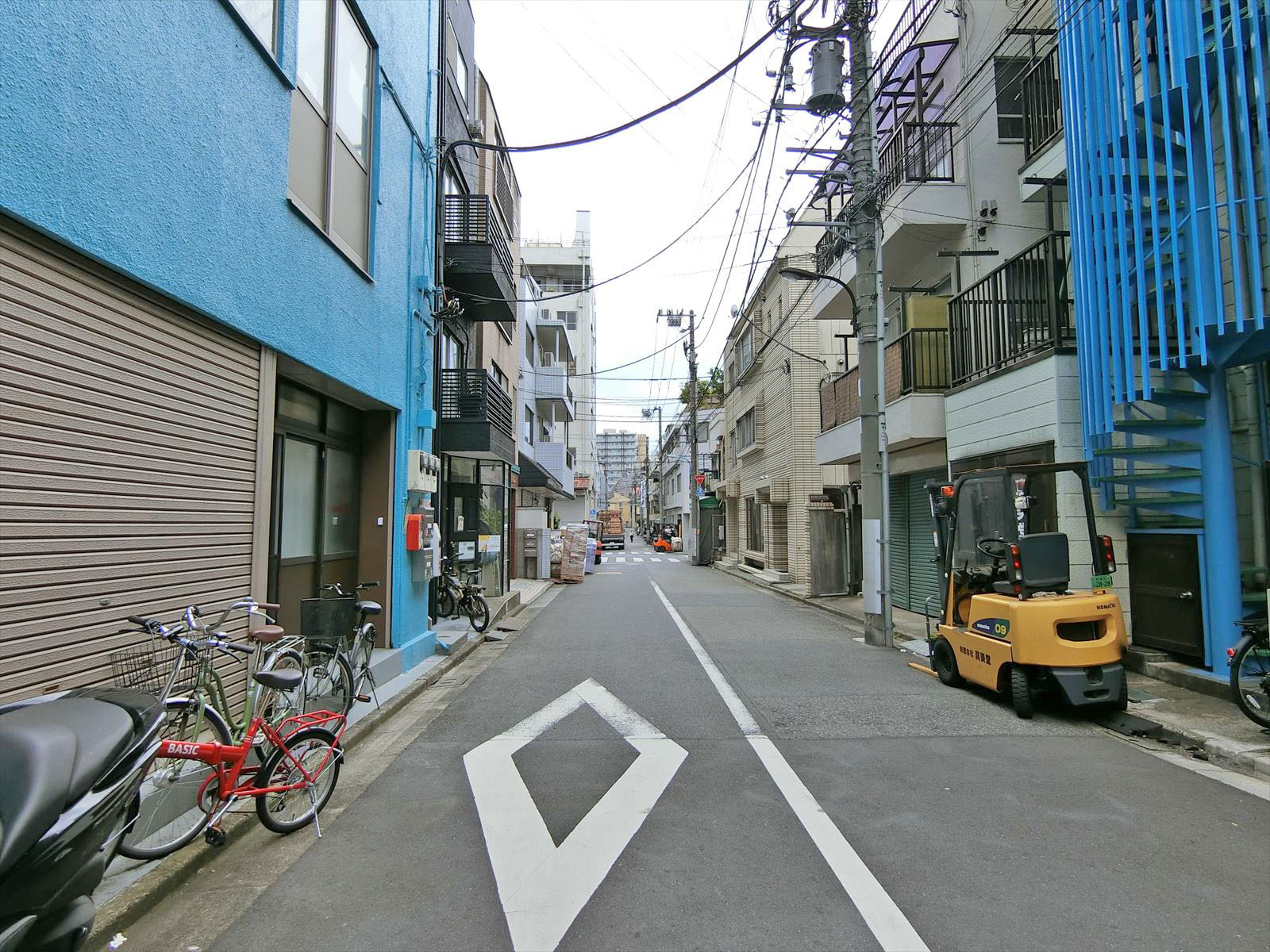 プラスワンビル前面の通り